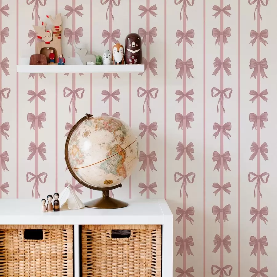 stenske poslikave Roza pentlje v navpičnih črtah na svetlem ozadju a01075