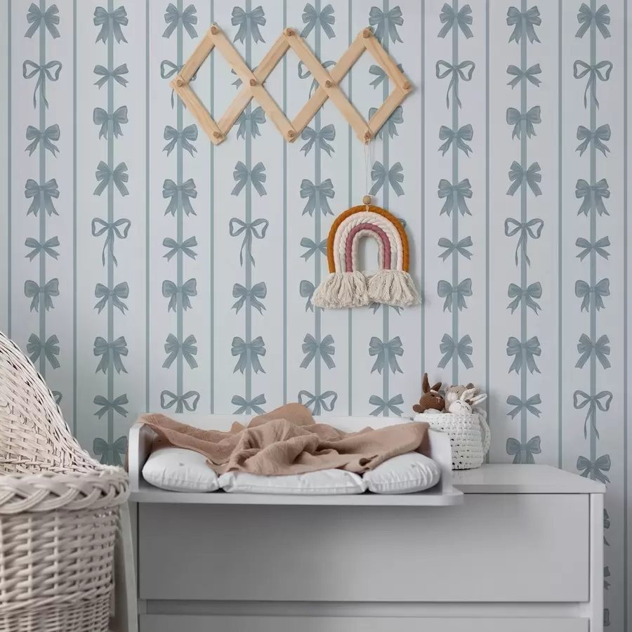 stenske poslikave Modre pentlje v črtastem vzorcu na svetlem ozadju a01075v2