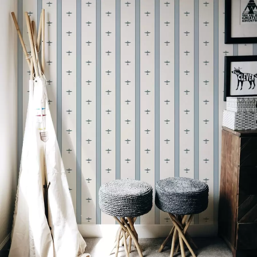 stenske poslikave Majhna letala v črtastem vzorcu na modrem ozadju a01171